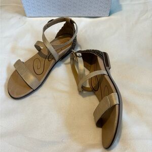 AETREX GOLD LEATHER STUDDED SANDALS SIZE 9-9.5